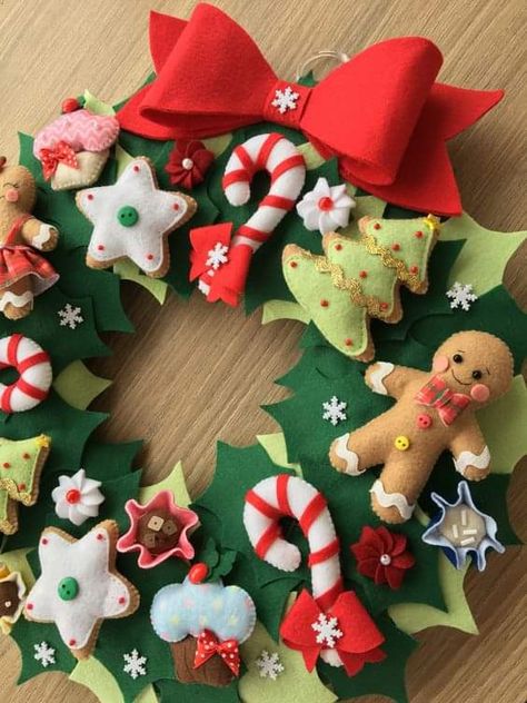 Christmas Wreath Felt, Christmas Felt Wreath, Felt Christmas Wreath, Diy Felt Christmas Ornaments, Christmas Sewing Projects, Felt Crafts Christmas, Felt Wreath, Felt Christmas Decorations, Felt Decorations