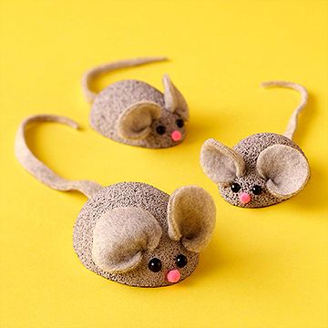 Have your kids make a plastic foam mouse to represent each person in your family and kick off a wonderful game of make-believe. Styrofoam Ball Crafts, Mickey Mouse Crafts, Styrofoam Crafts, Mouse Crafts, Fiesta Tropical, Crochet Mouse, Felt Mouse, Styrofoam Ball, Family Crafts