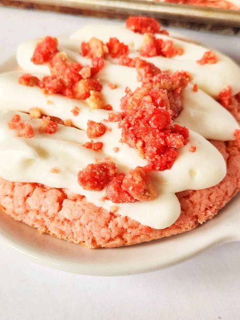 These delicious strawberry crunch cookies are delightfully easy to make and perfect for indulging in. Each of these big strawberry sugar cookies are topped with cream cheese buttercream and a strawberry cookie crunch crumble. Why You Will Love This Recipe If you're looking for a sweet and crunchy cookie that will impress your guests, strawberry crunch cookies are the perfect choice! Strawberry Cheesecake Crunch Cookies, Crumbl Strawberry Cheesecake Cookie, Crumble Strawberry Cookie, Strawberry Shortcake Cookies Crumbl, Strawberry Ice Cream Bar Crumbl Cookie, Strawberry Crunch Cookies Recipe, Strawberry Crumble Cookies, Strawberry Crinkle Cookies Recipe, Strawberry Crunch Cheesecake Bars