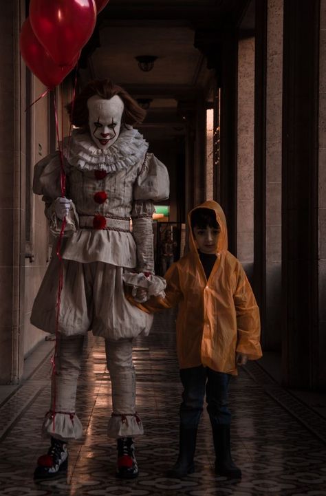 Pennywise Cosplay, Bill Skarsgard Pennywise, It Movie, Iphone Wallpaper Photography, Horror Photography, It Pennywise, Horror Make-up, Clown Horror, Horror Drawing