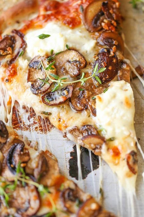 Creative Pizza, Pizza Topping, Pizza Roll, White Mushroom, Mushroom Pizza, White Pizza, White Mushrooms, Pizza Recipes Homemade, Flatbread Pizza