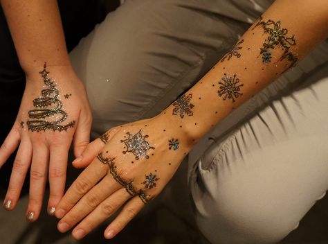 Christmas Henna Design Ideas, Henna Christmas Designs, Christmas Henna Design, Snowflake Henna, Christmas Henna, Diy Henna, Henna Designs Easy, Henna Tattoos, Henna Patterns