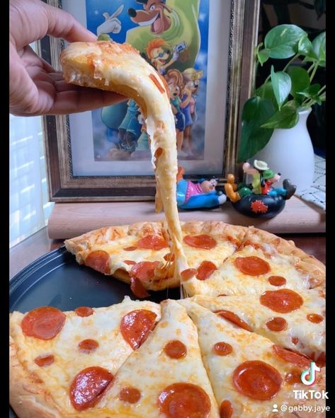 𝒢𝒶𝒷𝓇𝒾𝑒𝓁𝓁𝑒 𝒲𝒾𝓁𝓁𝒾𝒶𝓂𝓈 🦄 on Instagram: “Day 42 of Disney inspired foods: A Goofy Movie Pepperoni Pizza! 🍕 Watch until the end for that CHEESE PULL and a little something extra!…” Goofy Movie Pizza Recipe, Goofy Movie Party, Goofy Movie Dinner, A Goofy Movie Birthday Party, Goofy Movie Food, Goofy Movie Pizza, A Goofy Movie Aesthetic, Girl From Goofy Movie, A Goofy Movie Powerline