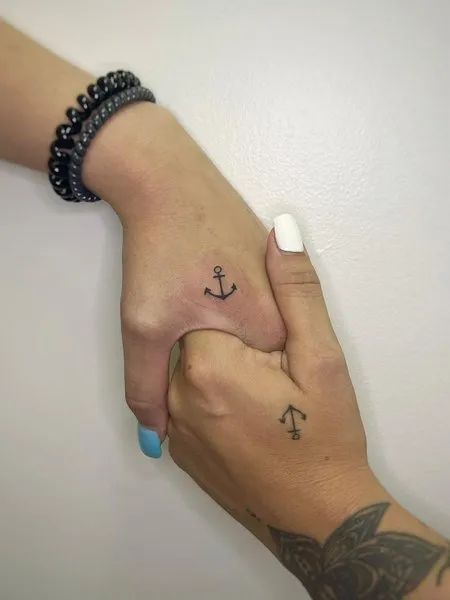 23 Heartwarming Aunt-Niece Tattoo Ideas: Celebrating the Unbreakable Bond Anchor Matching Tattoos Couple, Best Friend Tattoos Anchor, Matching Anchor Tattoos For Couples, Hawaii Couple Tattoos, Anchor Tattoo Couples, Anchor Family Tattoo, Anchor Couple Tattoos, 3 Person Tattoo Family, Matching Anchor Tattoos