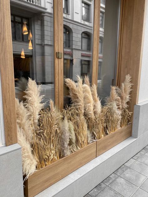 Boutique Store Front Ideas Entrance, Boutique Backdrop Ideas, Restaurant Decor Diy, Vintage Store Aesthetic, Autumn Window Display, Decoration Vitrine, Deco Studio, Flower Installation, Home Decor Ideas Living Room