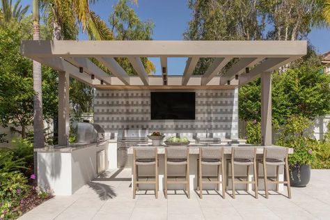 Covered Outdoor Kitchens, Modern Courtyard, Outdoor Grill Station, Modern Outdoor Living, Outdoor Kitchen Ideas, Modern Pergola, Spanish Style Home, Backyard Entertaining, Outdoor Tv