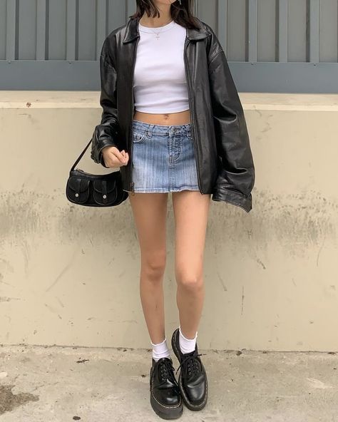 Black Leather Skirt Outfit Spring, Denim Skirt Outfit Short, Mini Skirt Outfit Denim, Denim Mini Skirt Outfit Summer, Black Streetwear Mini Skirt For Spring, Casual Oversized Outfits, Korean Denim Skirt Outfit Ideas, Short Denim Skirt Outfits, Grunge Mini Denim Skirt For Streetwear