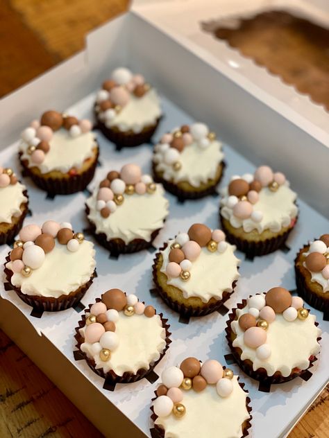 Bear Gender Reveal Cupcakes, Teddy Bear Themed Cupcakes, We Can Barely Wait Cupcakes, Bear Cupcakes Baby Shower Teddy, Gender Neutral Cupcake Ideas, Bearly Wait Cupcakes, We Can Bearly Wait Cupcakes, Teddy Bear Cupcakes Ideas, Bear Cupcakes Ideas