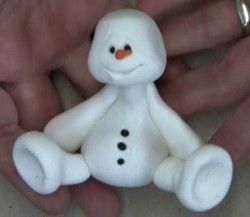 Fimo Clay Crafts, Clay Snowmen, Polymer Clay Snowman, Clay Snowman, Homemade Christmas Presents, Diy Air Dry Clay, Snowman Christmas Decorations, Polymer Clay Ornaments, Polymer Clay Figures