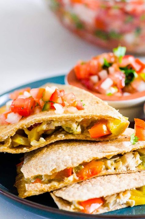 Chicken Quesadillas Healthy, Clean Eating Chicken Recipes, 5 Ingredients Or Less, Chicken Quesadilla Recipe, Clean Eating Chicken, Chicken And Veggies, Quesadilla Recipes, Chicken Quesadillas, Healthy Family Meals