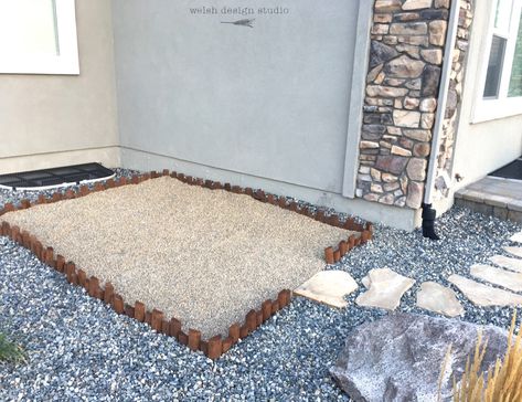 Diy Dog Potty Area, Wood Landscape Edging, Pebble Patio, Outdoor Dog Area, Patio Yard Ideas, Dog Potty Area, Dog Friendly Backyard, Pea Gravel Patio, Concrete Patios