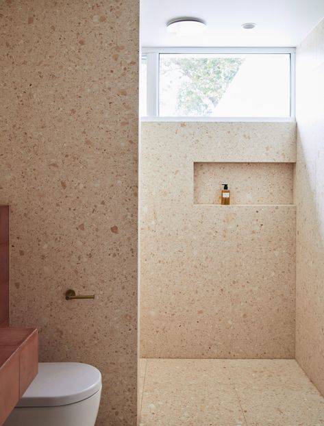 Ensuite Bathroom Ideas Terrazzo, Terazzo Floor Bathrooms, Terrazzo Bathroom Mid Century, Terracotta And Terrazzo Bathroom, Terrazzo And Wood Bathroom, Wc Terrazzo, Terrazo Tile Bathroom Ideas, Pink Terrazzo Bathroom, Terrazzo Floor Bathroom