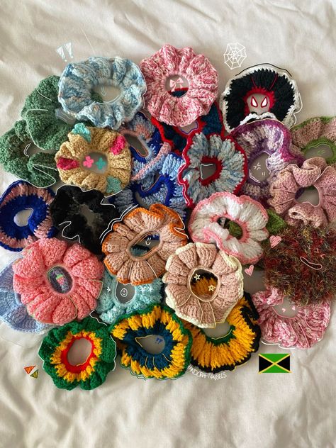 Summer crochet scrunchies ☀️ Crochet Accessories Cute, Summer Things To Crochet, Knitted Things Ideas, Crochet Projects For Markets, Cool Hair Accessories, Summer Crochet Accessories, Things To Crochet For Summer, Crochet Crunchy, Crochet Clips Hair