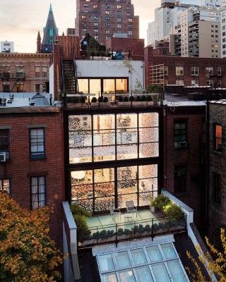 Spectacular steel and glass Manhattan townhouse Appartement New York, San Myshuno, Apartment Exterior, Apartment Goals, New York Apartment, Nyc Apartment, Dream Apartment, Urban Living, House Goals