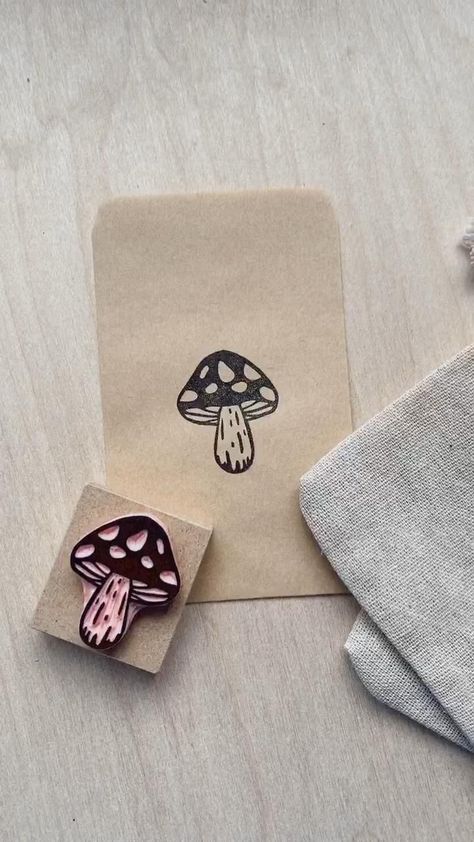 Lino Mushroom, Small Stamp Ideas, Stamp Making Ideas, Diy Stamp Ideas, Diy Stamps Homemade, Stamp Art Ideas, Stamp Carving Ideas, Stamp Design Ideas, Hand Carved Stamps Diy