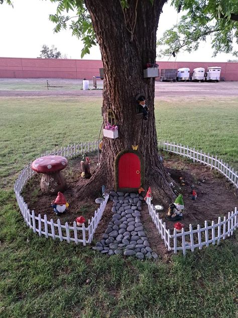 Recycled Fairy Garden, Cool Landscaping Ideas, Diy Outdoor Landscaping Ideas, Diy Backyard Ideas On A Budget Easy Simple, Around A Tree Landscaping, Fun Home Decor Ideas, Garden Under Tree, Outdoor Oasis Ideas, Yard Decor Ideas