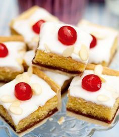 Strawberry and almond tray bake Bakewell Traybake, Bakewell Pudding, Bakewell Tart Recipe, Tray Bake Recipes, Cake Strawberry, Bakewell Tart, Glace Cherries, Tray Bake, Delicious Magazine