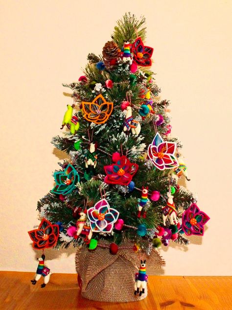 Peruvian Fabric, Flowers Christmas Tree, Christmas Tree Flowers, Mexican Christmas, Tropical Christmas, Flowers Fabric, Pom Pom Garland, Wool Balls, Fabric Roses