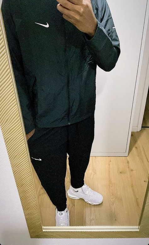 Nike Drip, Running Outfit Men, Ootd Boy, Jogging Nike, Running Nike, Fasion Outfits, Nike Boy, Guy Pictures, Running Clothes