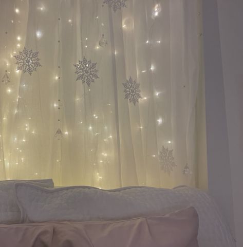 Winter Theme Bedroom Room Ideas, Snow Themed Bedroom, Winter Themed Room, Winter Themed Bedroom, Winter Room Ideas, Winter Wonderland Bedroom, Snow Room, Dorm 2023, Winter Room Decor