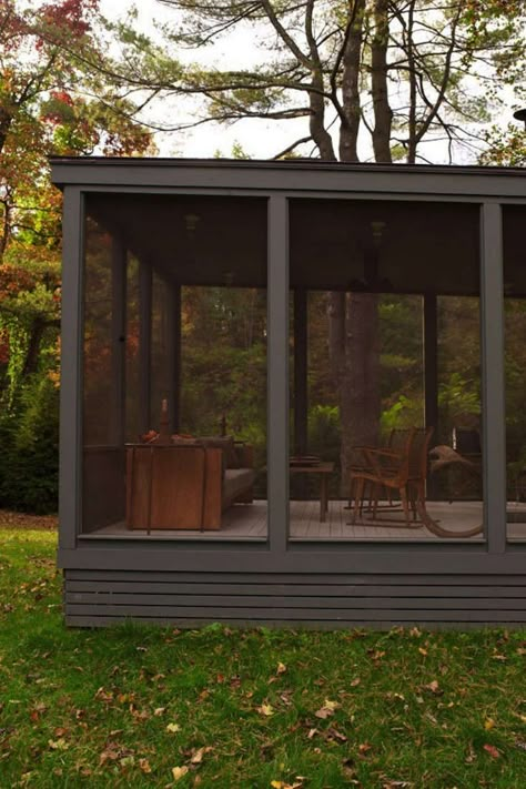 Steal This Look: The Perfect Screened Porch - Remodelista Veranda Design, Porch Kits, Porch Design Ideas, Screened Porch Designs, Sleeping Porch, Building A Porch, Pergola Ideas, Screen House, Summer Porch