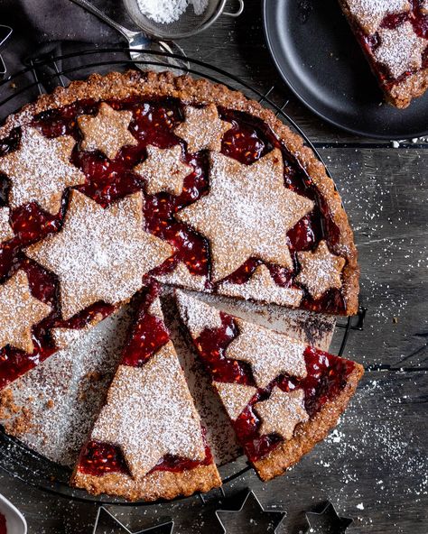 Linzer Torte mit Sternen Linzer Torte Recipe, Linzer Tart, German Food, Wholesome Food, Christmas Baking, Cute Food, Baking Recipes, Christmas Time, Tart