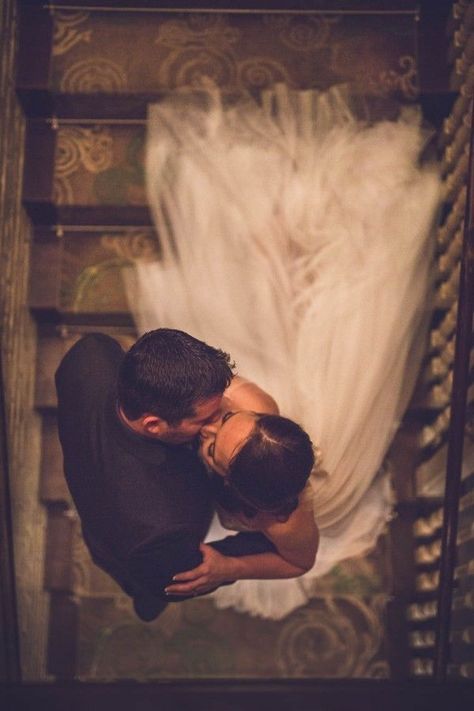 Science Wedding, Wedding Picture Poses, Pose Fotografi, Wedding Kiss, Wedding Photography Styles, Foto Tips, Groom Photo, Wedding Photos Poses, Romantic Bride