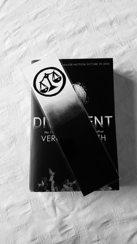 ##divergent #candor #bookmarks Candor Aesthetic Divergent, Shadowhunter Bookmarks, The Hunger Games Bookmarks, Divergent Bookmarks, Divergent Cover, Divergent Fandom, Maze Runner Imagines, Divergent Series, Divergent