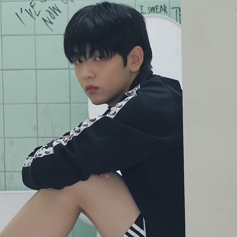 Soobin Sitting, Baby Soobin, Soobin Bunny, Txt Boyfriend, Txt Soobin Icon, Txt Pics, Mirror Shot, Choi Soobin, Txt Soobin