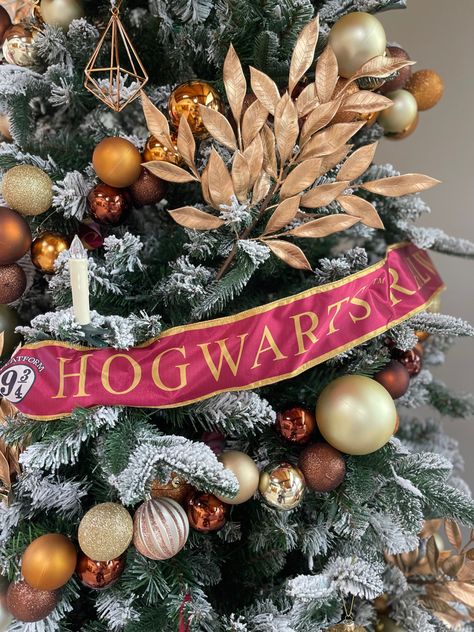 Harry Potter Christmas Tree Topper, Christmas Tree With Garland, Harry Potter Christmas Tree Ideas, Tree With Garland, Hardy Potter, Harry Potter Holiday, Harry Potter Xmas, Harry Potter Tree, Harry Potter Christmas Tree