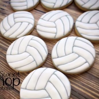 How to decorate volleyball cookies Volleyball Cookies, Volleyball Party, Slc Utah, Volleyball Players, Cookie Desserts, Sugar Cookies Decorated, How To Decorate, Party Food, Cookie Decorating