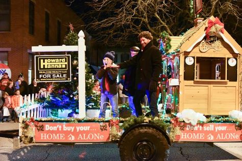 Holiday Parade Floats, Christmas Parade Floats, Home Alone Christmas, Holiday Parades, Miracle On 34th Street, Fall Fest, Christmas Float Ideas, Parade Float, Christmas Parade