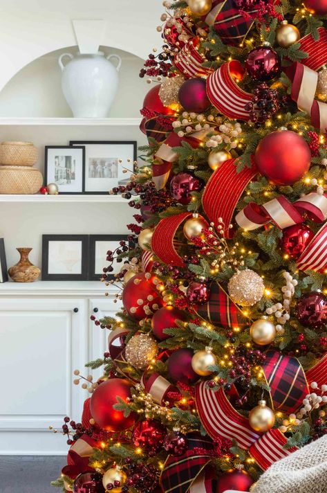 Christmas Tree Colour Scheme, Christmas Tree Inspo, Red And Gold Christmas, Red Gold Christmas, Red And Gold Christmas Tree, Christmas Tree Decorating Themes, Gold Christmas Decorations, Christmas Themes Decorations, Christmas Tree Inspiration