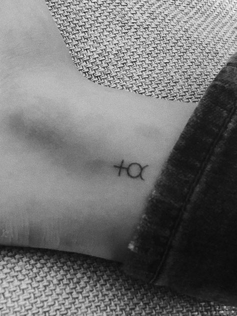 #tattoo #smalltattoo #mercurytattoo #mercurysymbol #fineline #minimalisttattoo Mercury Tattoo Virgo, Mercury Symbol Tattoo, Tattoo Spells, Mercury Tattoo, Mercury Symbol, Symbol Tattoos, My Tattoos, Tattoo Inspo, Fish Tattoos