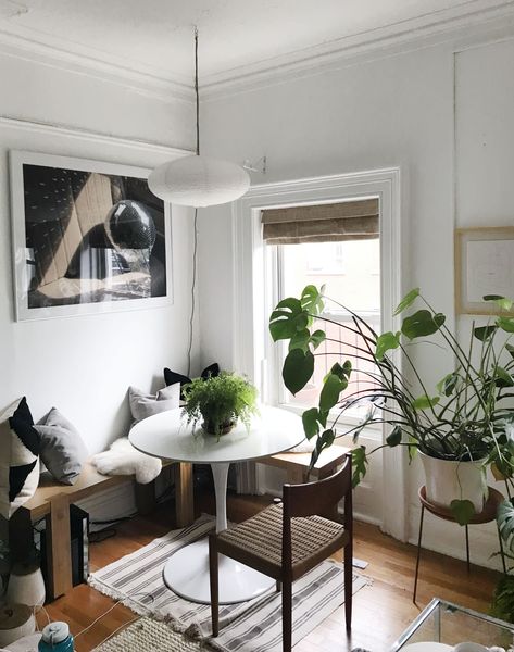 10 Small Living Rooms That Make Space for a Dining Table, Too | Apartment Therapy Small Apartment Dining Room, Apartment Dining Room, Circular Dining Table, Apartment Dining, Dining Room Spaces, Dining Room Ideas, Small Apartment Living Room, Small Living Room Decor, Small Dining Table