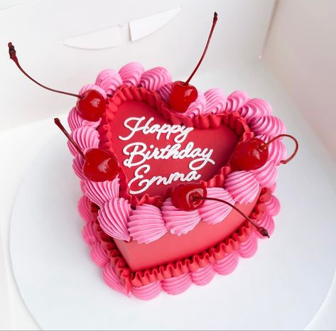 Colorful small bintage cake decoration idea 21bday Cake, Mini Vintage Heart Cake, Pink And Red Heart Cake, Retro Cake Design, Pink Vintage Heart Cake, Baddie Birthday Cake, Hart Cake, Heart Cake Designs, Vintage Cake Decorating