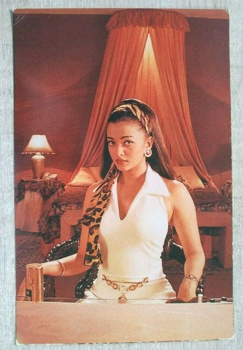 #AishwaryaRai #BollywoodFlashback #rare #postcard #muvyz #muvyz040820 Retro Theme Dress, Retro Outfits 90s Women, Retro Bollywood Fashion, Retro Outfits 90s, 90s Bollywood Fashion, Indian Retro, Vintage Bollywood Aesthetic, 90s Actresses, 90s Bollywood Aesthetic