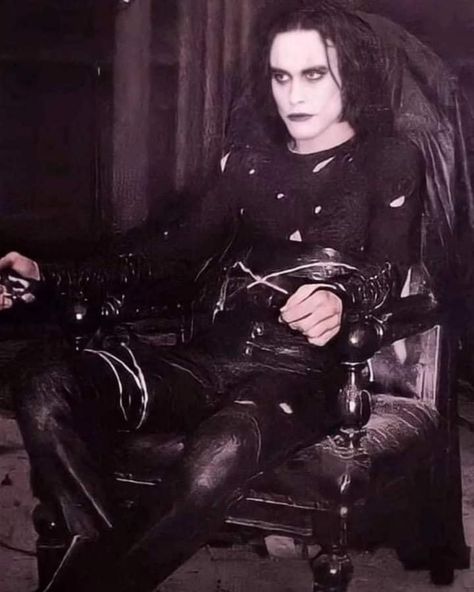 Brandon Lee as Eric Draven in The Crow (1994) Eric Draven Costume, Goth Movies, The Crow 1994, Michael Wincott, Dani Filth, Eric Draven, Crow Costume, Crow Movie, Goth Gifts