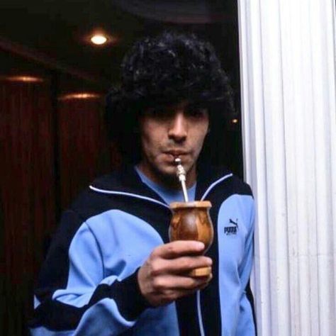 Diego Maradona drinks mate before the game Maradona Football, Silicon Valley Bank, Football Players Images, Football Photography, Football Images, Football Icon, Nba Pictures, Yerba Mate, Retro Football