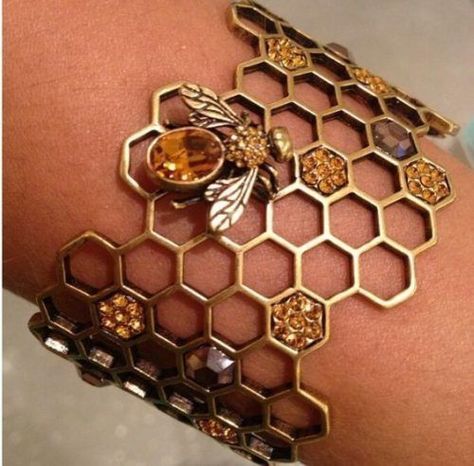 Bee Themed Jewelry, Honey Comb Jewellery, Insect Inspired Jewellery, Bee Themed Clothes, Honeycomb Outfit, Bee Themed Outfit, Honeybee Jewelry, Bee Clothes, Honeycomb Bracelet