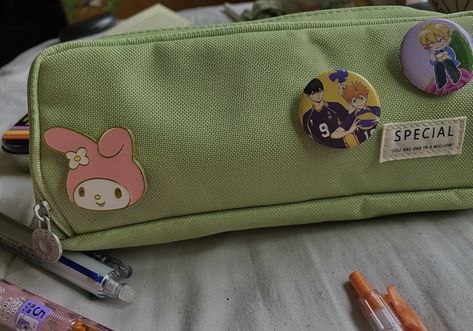 Vintage Stationary Supplies, Pencilcase School Aesthetic, Hello Kitty School Supplies, School Bag Essentials, Bag For School, Study Stationery, Pen Bag, Handbag Essentials, Stationary School