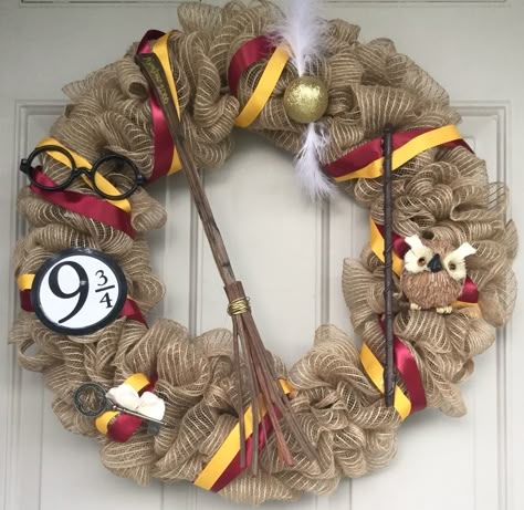 #HarryPotter #gryffindor #nimbus2000 #goldensnitch #owl #handmade Gryffindor Christmas Tree, Harry Potter Vibes Aesthetic, Harry Potter Classroom Door, Harry Potter Door Hanger, Gryffindor Christmas, Diy Harry Potter Ornaments, Harry Potter Wreath, Harry Potter Door, Harry Potter Xmas