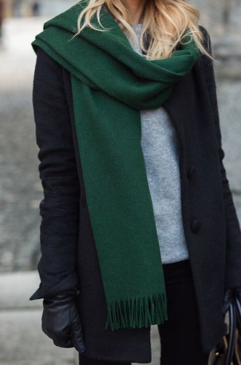 green: more than just olive - Album on Imgur Green Scarf Outfit, The Color Green, Winter Outfits Warm, Fabulous Outfits, Scarf Outfit, Neue Outfits, Green Scarf, Mode Casual, Wear Green