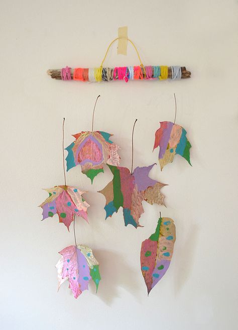 Children paint dried leaves and wrap twigs with yarn to make beautiful mobiles. Twig Art, Diy Leaves, Kids Painting, Leaf Crafts, Autumn Crafts, Art Yarn, Painted Leaves, Camping Art, Nature Crafts