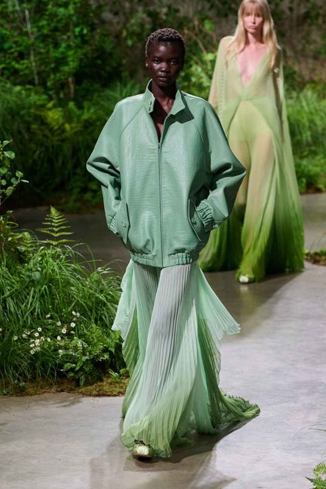 Gucci Outfits Women Fashion, Ss25 Runway, Gucci Outfits Women, Gucci Cruise, Gucci Runway, Trends 2025, Cruise Fashion, Monochromatic Fashion, Fashion Trend Forecast