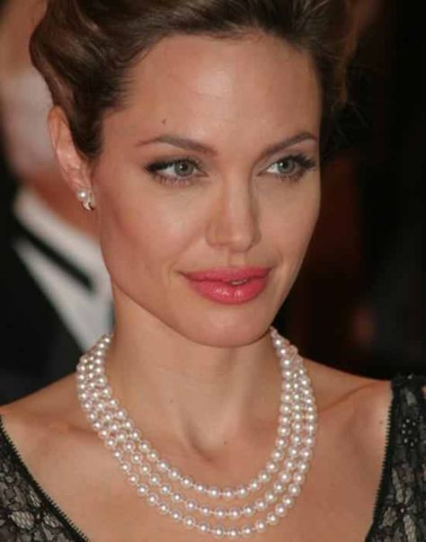 Angelina Jolie wearing a three strand pearl necklace Angelina Jolie Charity, Pearl Necklace Outfit, John Voight, How To Wear Pearls, Angelina Jolie Movies, Three Strand Pearl Necklace, Wearing Pearls, Rashida Jones, Necklace Outfit