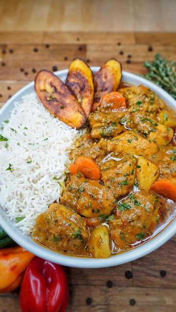 Kay on Instagram: "JAMAICAN INSPIRED CURRY CHICKEN, WHITE RICE AND FRIED PLANTAIN 🇯🇲🚀💃🏽🌋. The recipe also comes with the white rice and fried plantain recipe. Quick delicious, hearty Curry Chicken is packed full of flavour. Super rich curry made with hearty boneless chicken thigh meat, curry powder, coconut milk, carrots and potatoes as the main ingredients. Simmered until the chicken is juicy and succulent. which just was abs BANGING!! Definite MUST TRY!! . . DM FOR MORE INFO TO GET MY DA White People Food, Fried Plantain Recipe, Fried Plantain, African Recipes Nigerian Food, Plantain Recipes, Jamaican Dishes, Haitian Food Recipes, Carrots And Potatoes, Daily Recipes