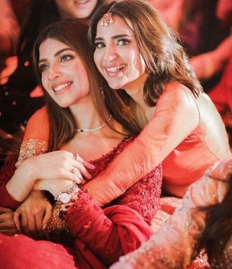 Kinza Hashmi Sister Name and Pics Mehndi Event, Indian Wedding Bridesmaids, Bridesmaid Poses, Brides Sister, Kinza Hashmi, Sisters Photoshoot Poses, Bridesmaid Photoshoot, Indian Wedding Poses, Bride Photos Poses