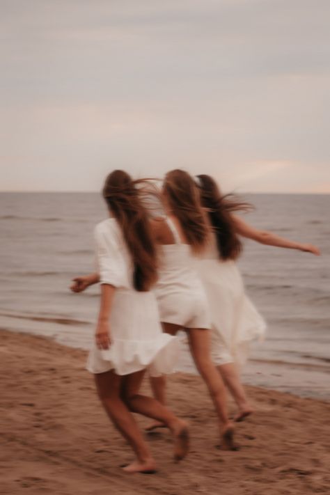 Summer Photoshoot Beach, Girl Friends Photoshooting Ideas, Sunrise Beach Photoshoot Friends, Beach Fall Photoshoot, Beach Aesthetic Family, Beach Friends Photos, Beach Photo With Friends, Beach Poses Group, Motion Pictures Aesthetic