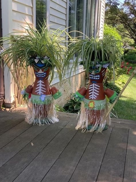 Tiki Bar Painting Ideas, Backyard Luau Party Ideas Diy, Tiki Themed Backyard, Tiki Planters Pots, Diy Tiki Hut For Party, Tiki Porch Ideas, Tiki Hut Decorations, Tiki Bar Decor Ideas, Tiki Backyard Ideas